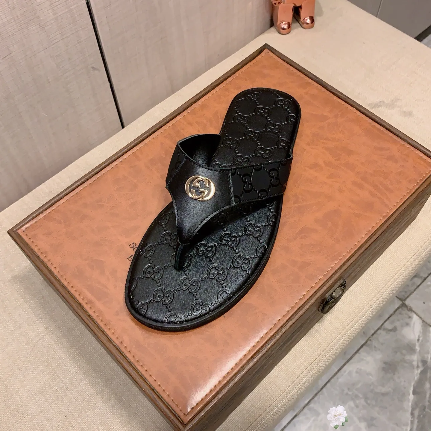 Slippers: New model: Factory price: 260💰💰🎩🎩🔥🔥《 Gucci* 》Series of slippers top purchasing agent🔍🔍Sold at the same time for men, original Italian imported webbing made of selected cowhide, exquisite workmanship,), sole: (super comfortable) original factory special sole, ⚠️exclusive double-layer movable molded sole super comfortable⚠️, real shot🎬the real thing is more beautiful🔍🔍266 regular code 38-44, can be ordered 45.